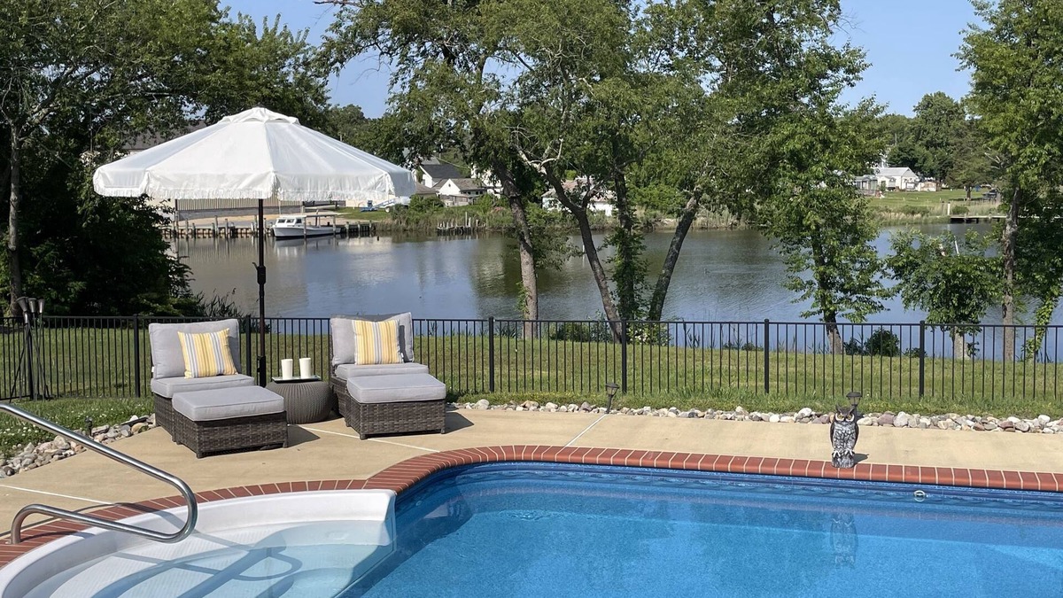 Secretary House | Waterfront, Private Saltwater Pool & Dock, Near Cambridge, Sleeps 10, Kayaks