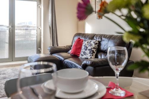 Newcastle-upon-Tyne Apartment | Waterfront Quayside Apartment with secure parking & lift, Ideal for Mobility Users
