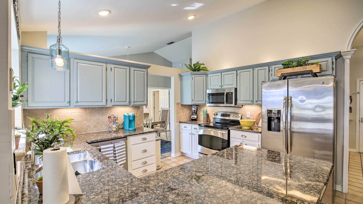 Bloomingdale House | Waterfront Rancher Retreat - Exotic Bird Haven
