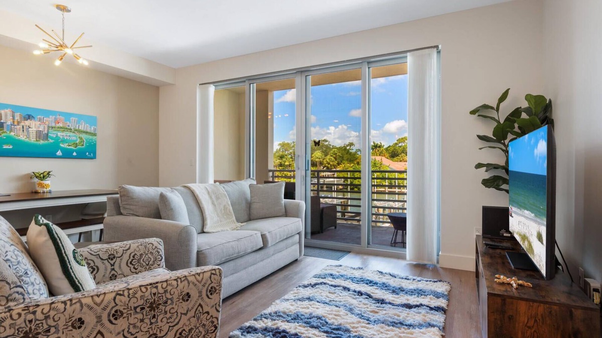 Central Sarasota Condo | Waterfront Relaxation - Modern Comfortable Condo