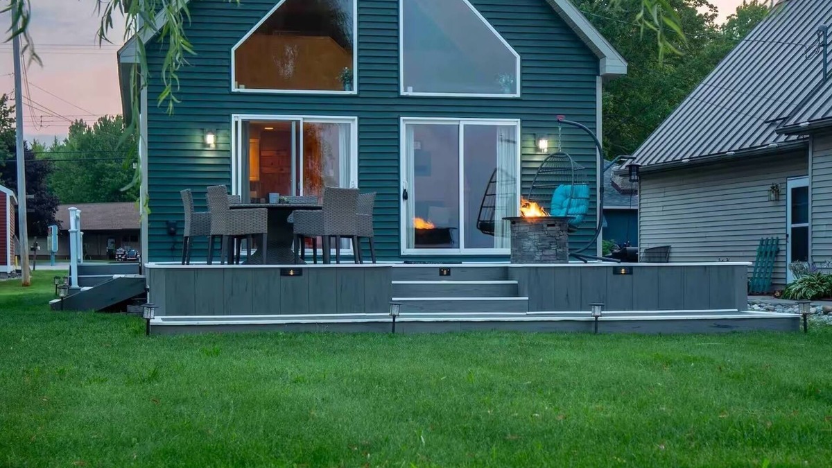 Houghton Lake House | Waterfront Retreat with AC and WiFi in Houghton Lake
