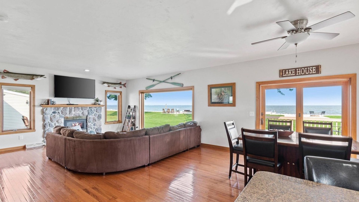 Green Bay House | Waterfront Retreat- 15 minutes from Lambeau field, easy access to Door County!