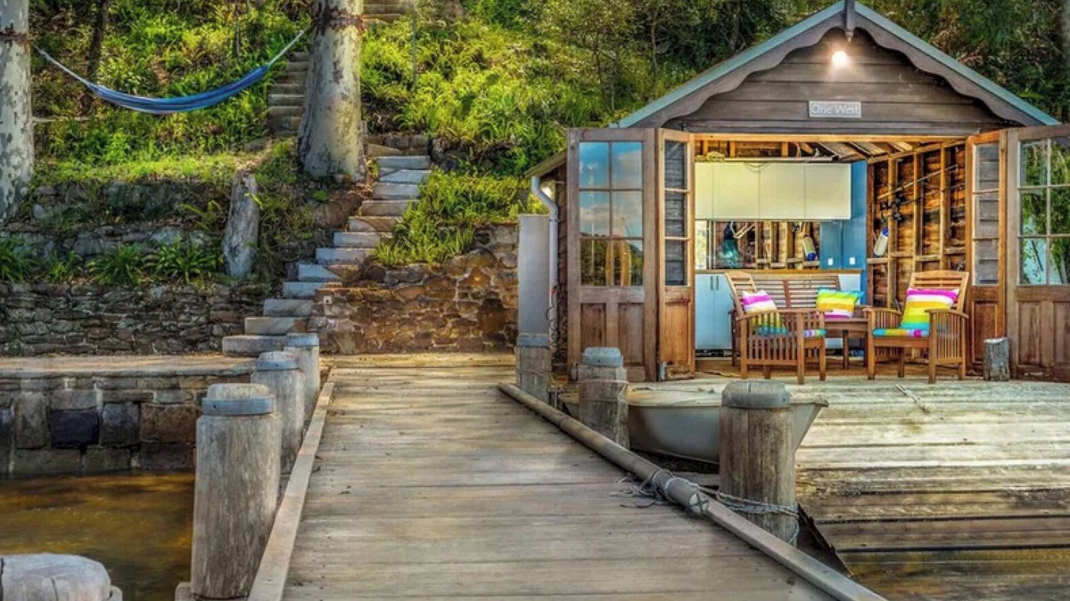 Lovett Bay House | Waterfront Retreat. 1 hour from Sydney CBD.