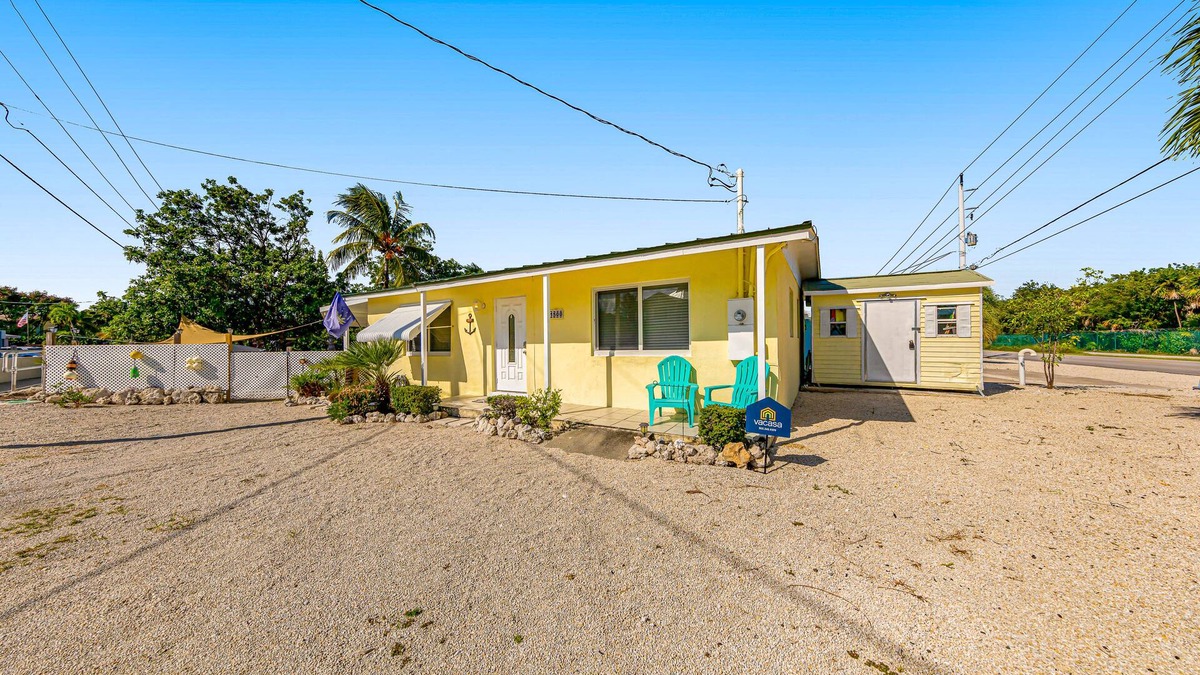 Marathon House | Waterfront retreat near the beach with pool, two kayaks, & central AC