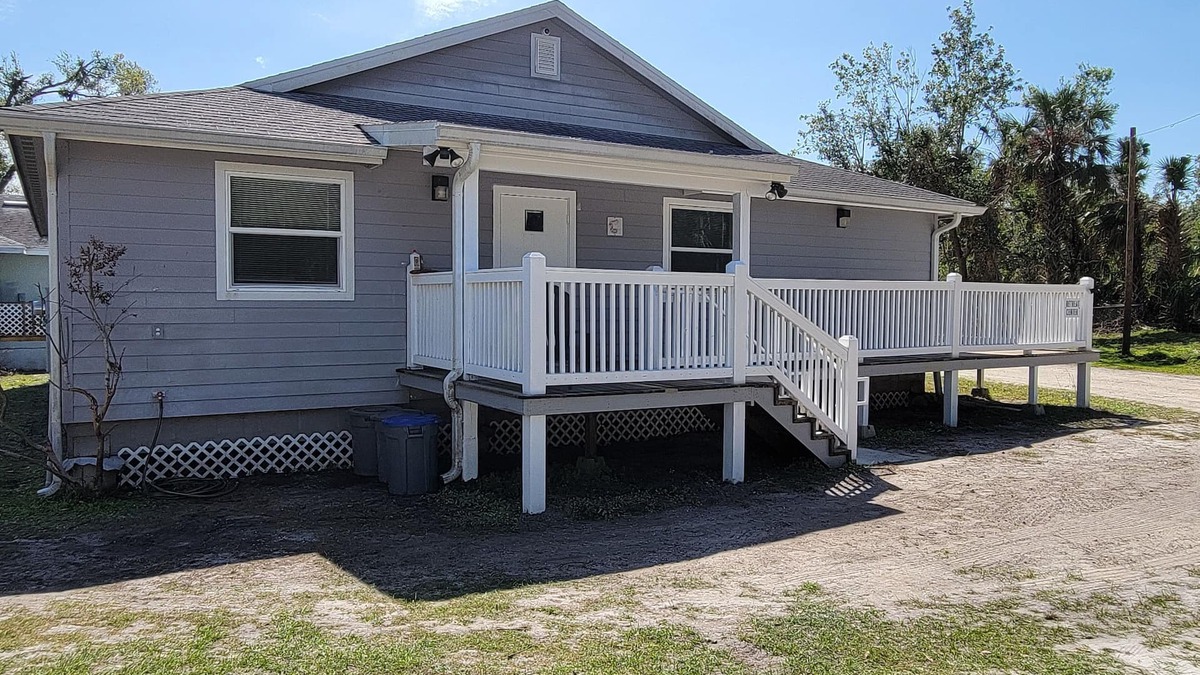 Fort Ogden Cabin | Waterfront Retreat