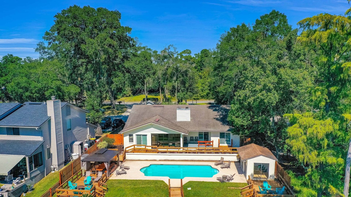 Jacksonville House | Waterfront retreat with private pool, pool house, alfresco dining & 2 kitchens