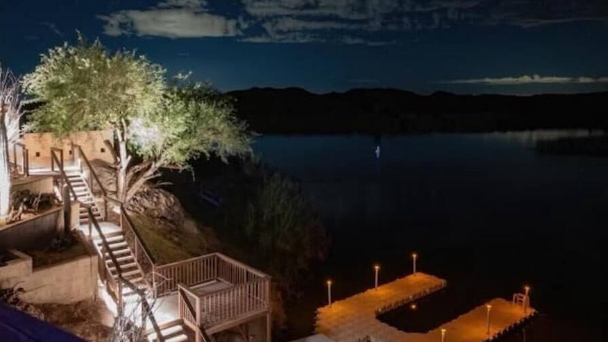 Yuma House | Waterfront River Retreat