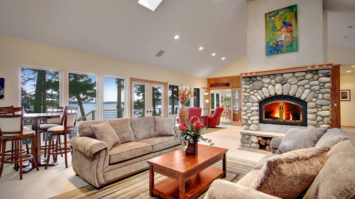 Friday Harbor House | Waterfront! Seasonal Hot Tub! - (Stonecliff)