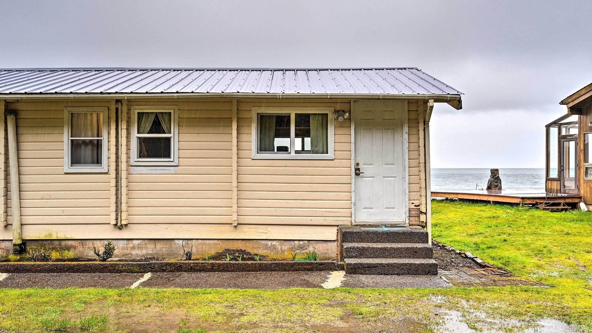 Sekiu Cabin | Waterfront Sekiu Escape - 9 Mi to Neah Bay!