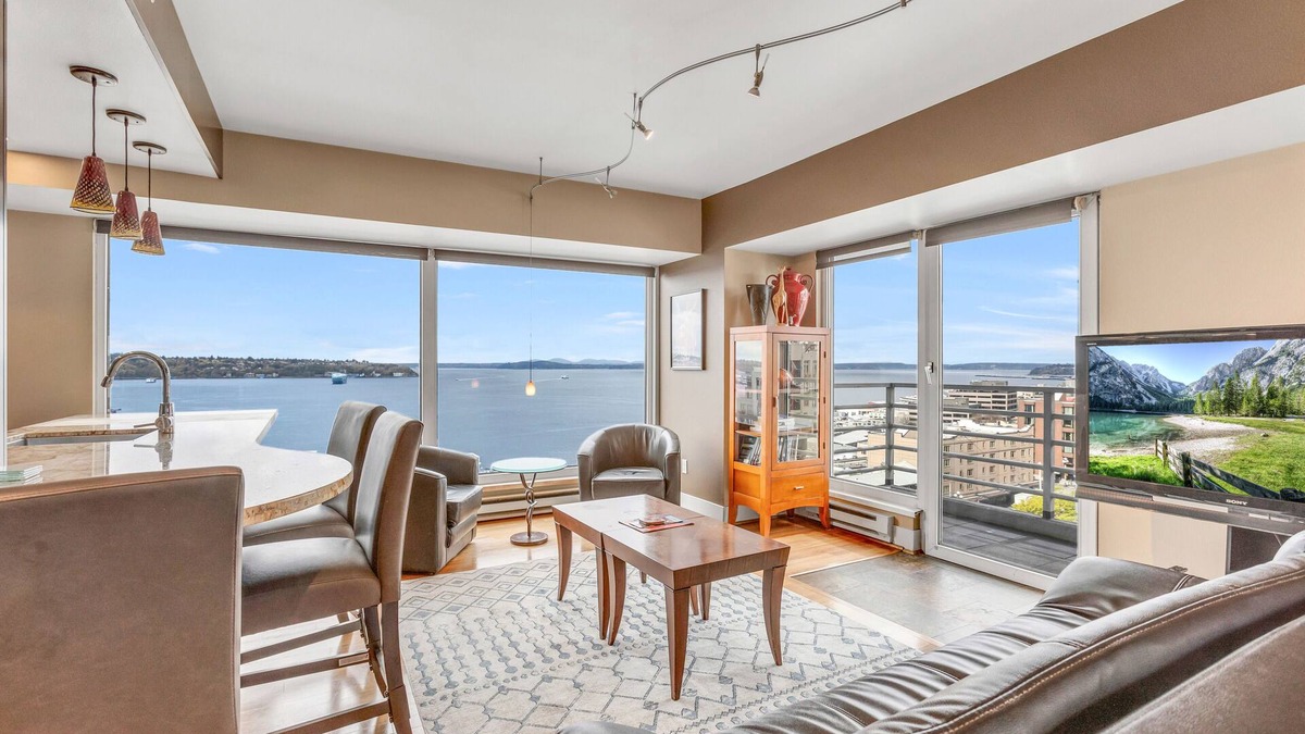 Downtown Seattle Condo | Waterfront Skyline Condo - Gym, Pool, Free Parking