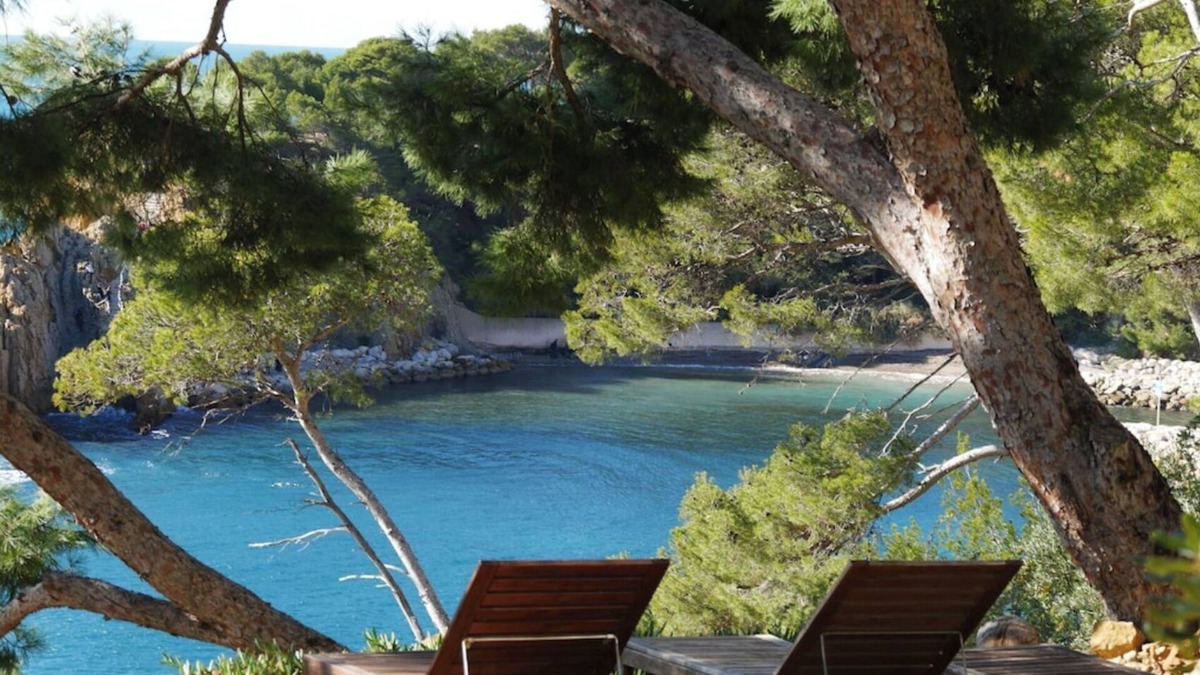 Ensues-la-Redonne Villa | Waterfront, sleeps 8, direct access to the sea in 1 min.