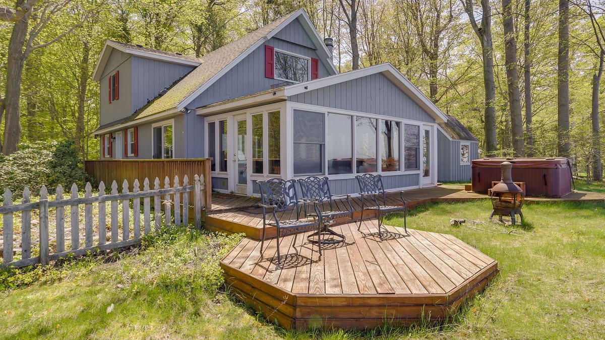 Glenn Haven Shores Cottage | Waterfront South Haven Home w/Beach Access!