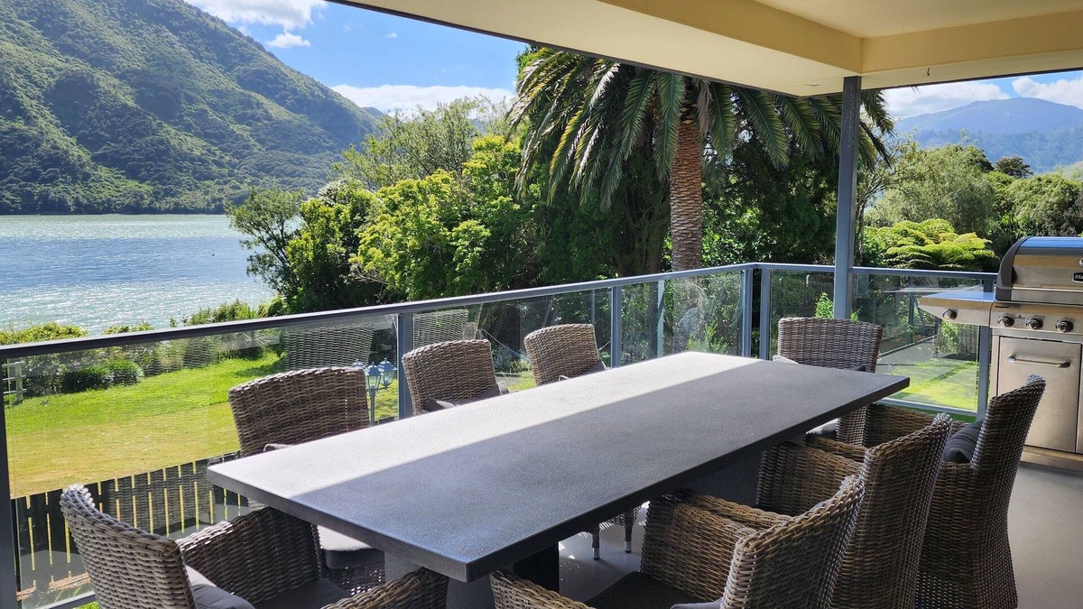 Havelock House | Waterfront & spacious. Room for cars & boat trailer. 6KM from Havelock Marina