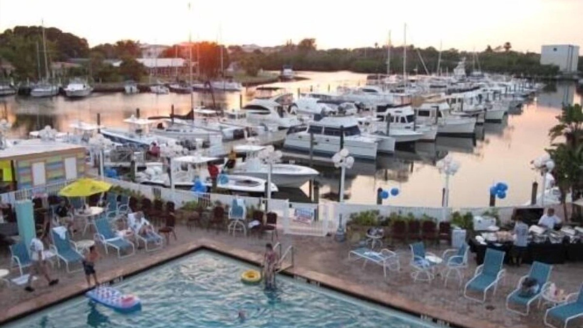 Trailer Estates Hotel | WATERFRONT STUDIO UNIT 107 at the Ramada Inn Sara Bay Marina 7150 N Tamiami Tr