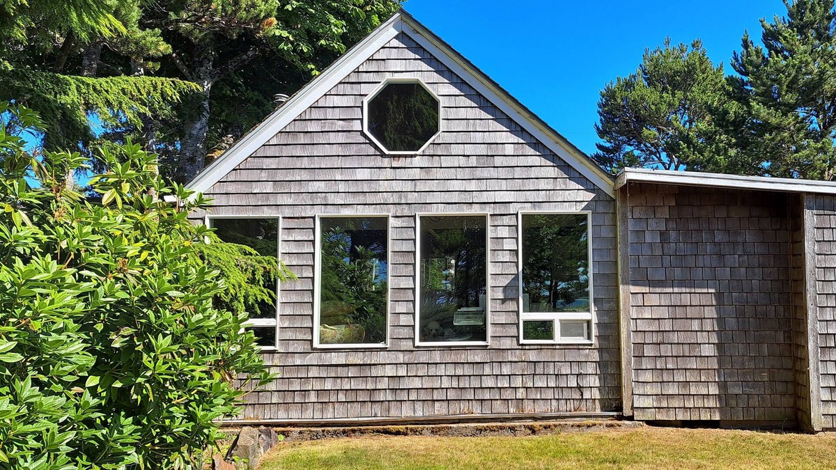 Lincoln City Cottage | Waterfront studio cottage...just steps to the sandy shoreline of the Siletz Bay