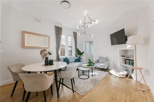 Millers Point House | Waterfront Stylish & Charming Retreat