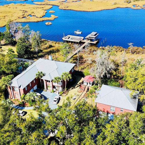 Freeport Apartment | Waterfront Suite with Pool & Dock