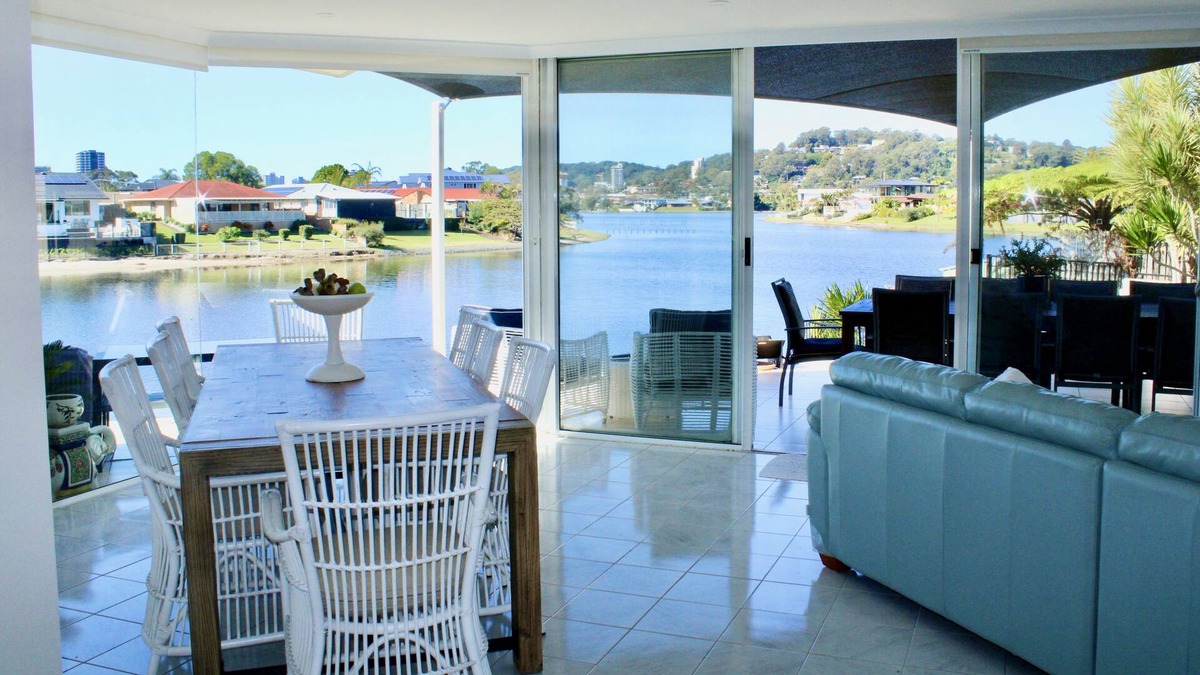 Burleigh Waters House | Waterfront Surprise! Lakeside fun, 5 mins from the beach