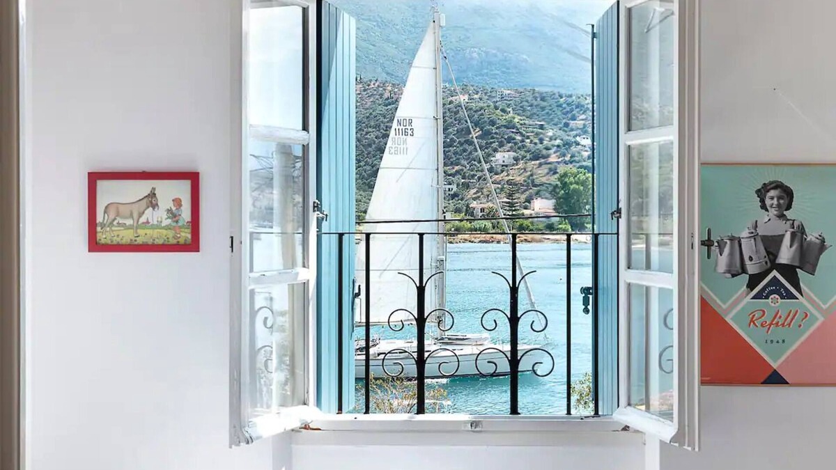 Poros House | Waterfront townhouse with private garden