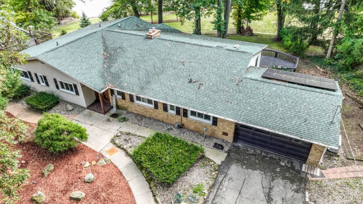 Battle Creek House | Waterfront views 2 lakes getaway game room