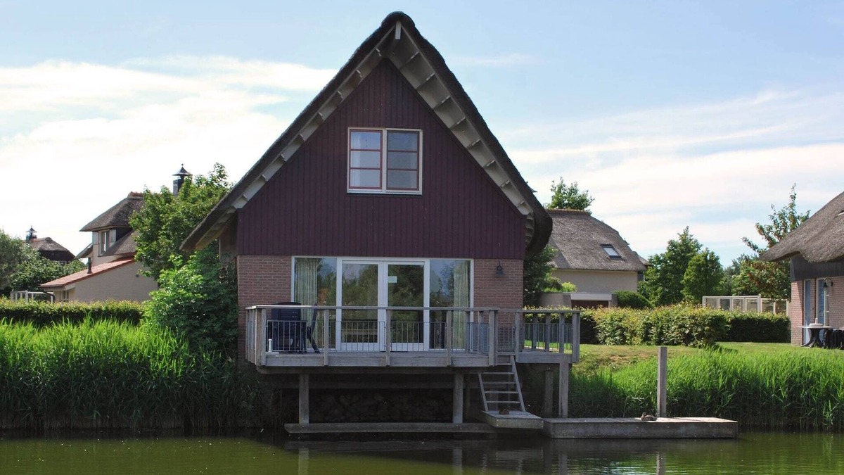 Makkum Villa | Waterfront villa with sauna in Friesland