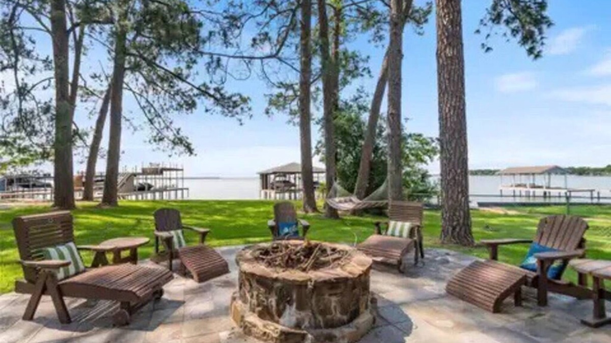 Gun Barrel City House | Waterfront, volleyball court, 2 mins to town, amazing patio, fire pit & more