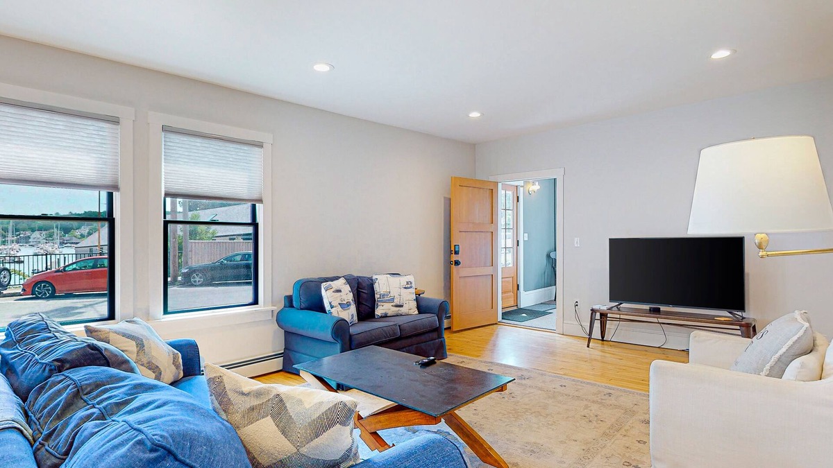 Camden House | Waterfront, walkable home with beautiful kitchen & washer/dryer - dog-friendly