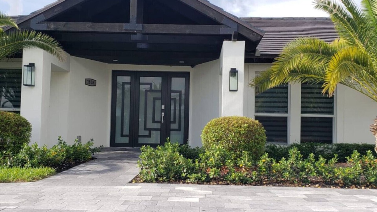 Caloosahatchee Apartment | Waterfront White House