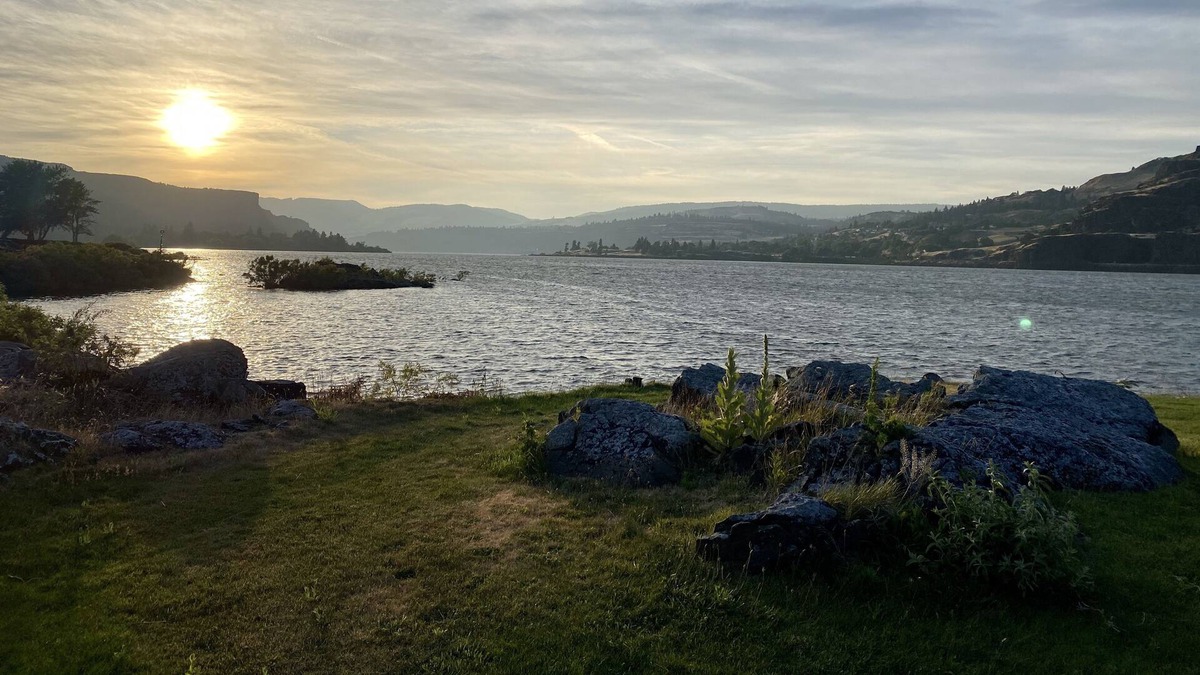 Rowena House | Waterfront Windsurf House for rent on private beach in Rowena