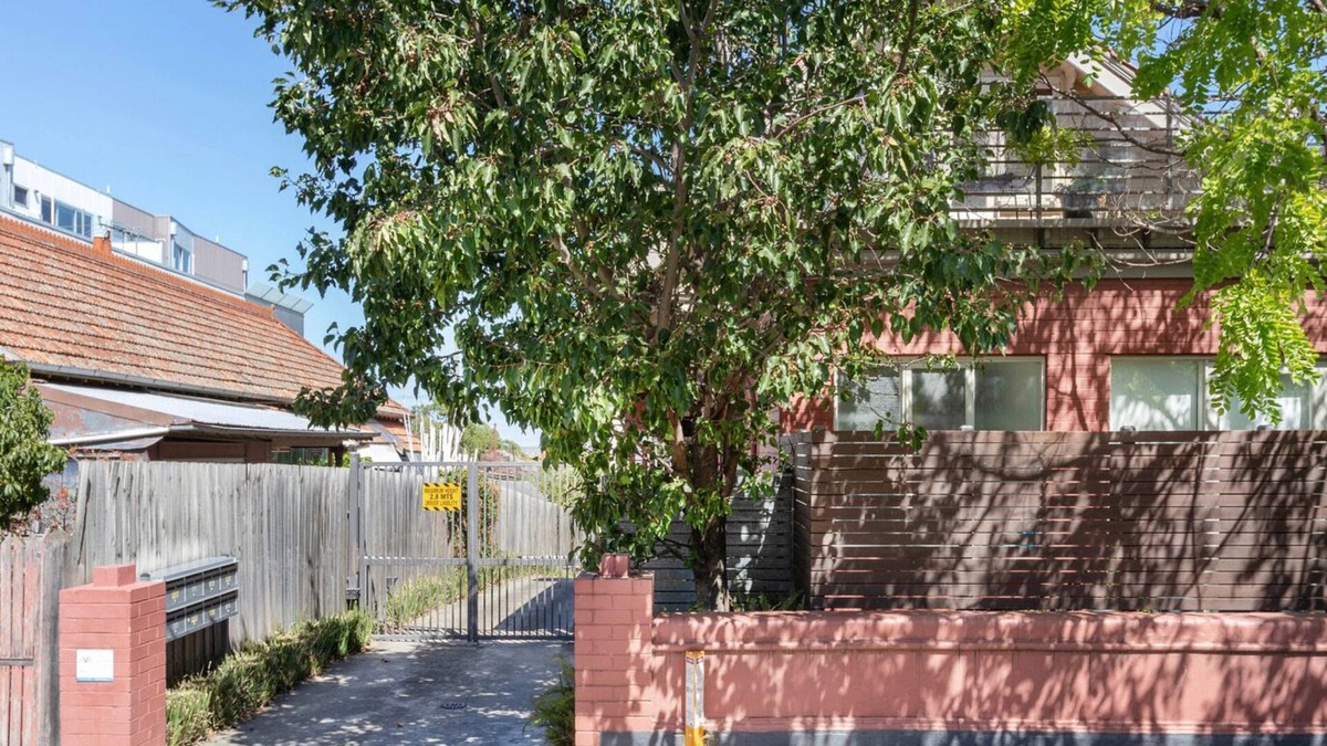 St Kilda Apartment | Waterloo 1 bedroom Loft Apartment w Free WiFi + parking