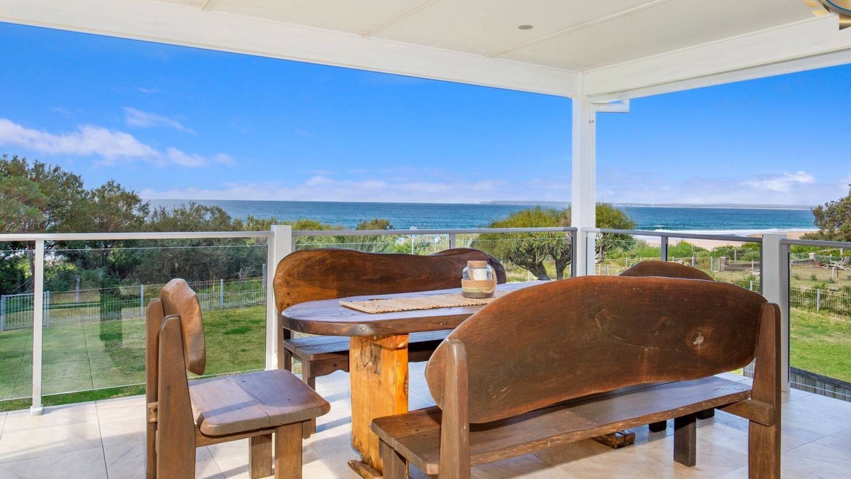 Culburra Beach House | Watermans - Pet Friendly - 1 Min Walk to Beach
