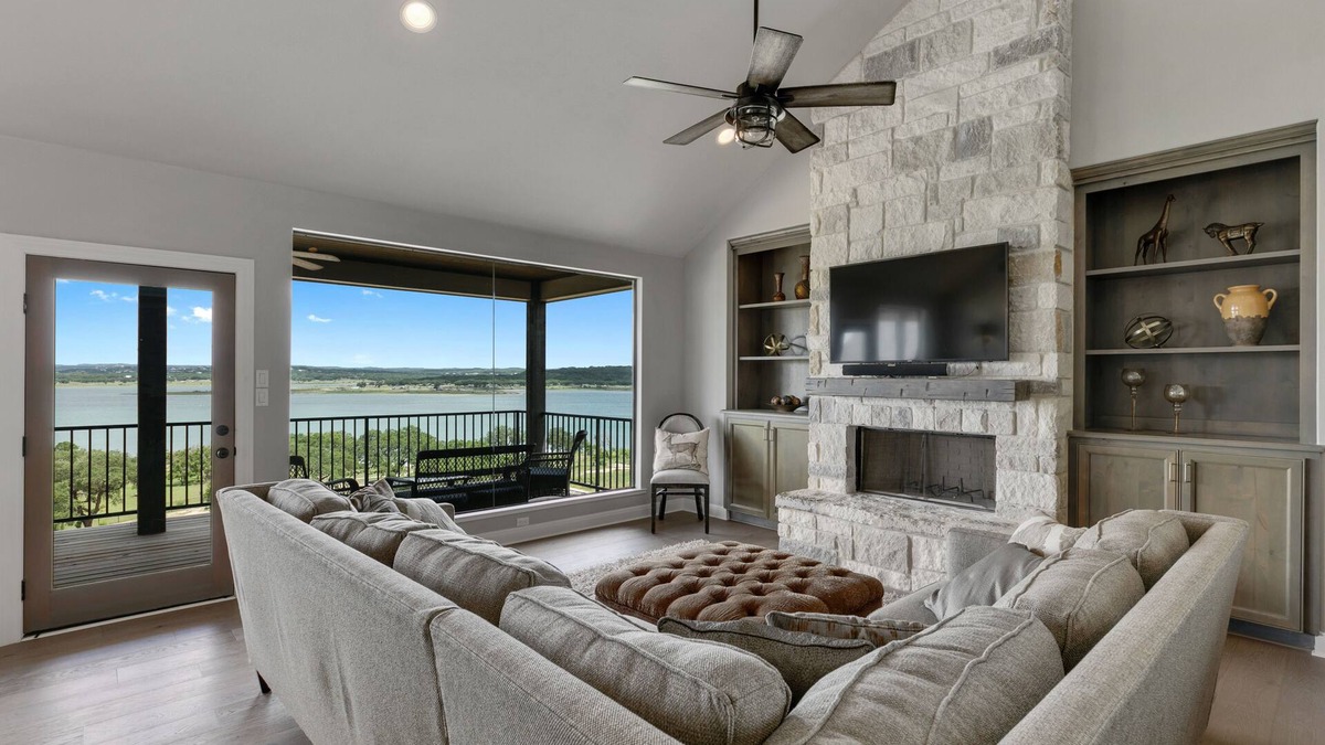 Canyon Lake House | “WATERS-EDGE” A WATERFRONT home! Hot Tub! VIEWS!