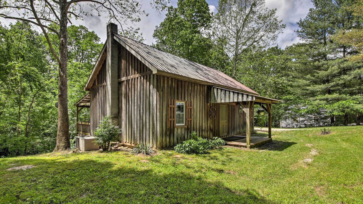 Taswell Cabin | Waters Edge Retreat w/Deck on Patoka Lake!