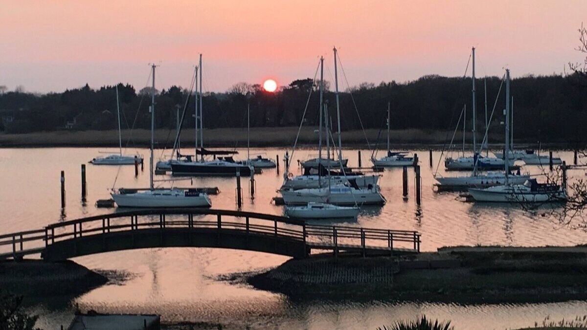Hamble-le-Rice Apartment | Waterside Cabin - River Hamble