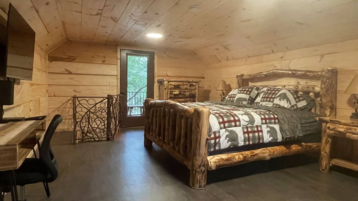 Cisco Cabin | Waterside Cabin GREAT Fishing, 4 beds, 2 Kayaks Gated WI-FI parking Washer Dryer