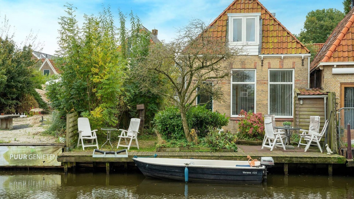 Heeg House | Waterside Escape with Private Jetty
