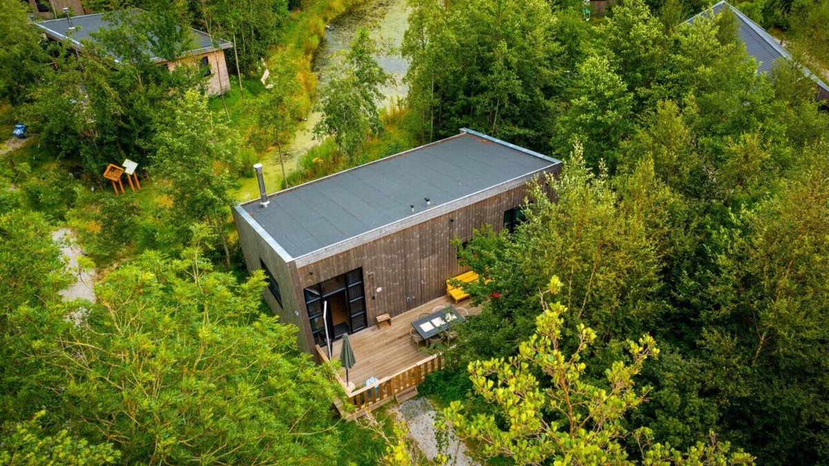 Municipality of Heerenveen Cabin | Waterside holiday home. Centrally situated in Friesland