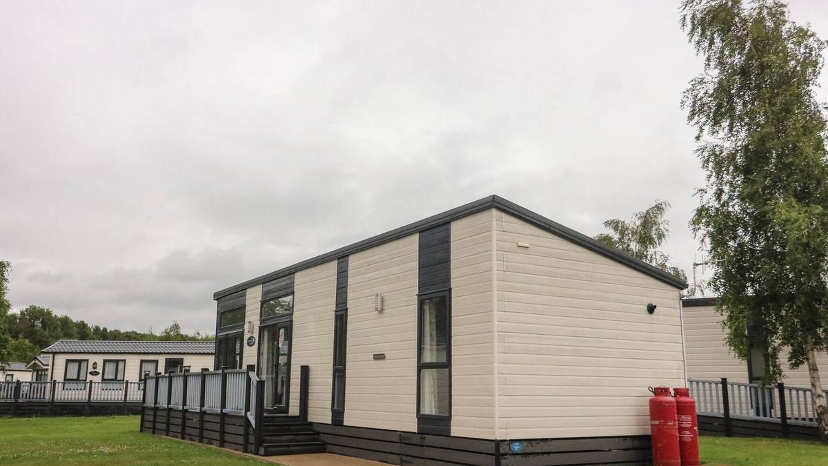 South Lakeland Leisure Village Cottage | WATERSIDE LODGE, country holiday cottage, with pool in Tewitfield