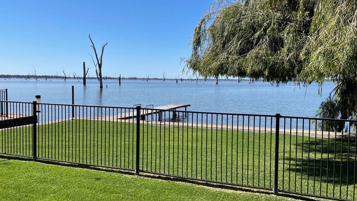 Mulwala House | Waterside Mulwala waterfront house with small boat ramp and jetty