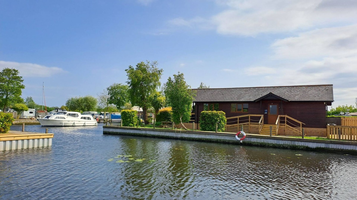Brundall Cabin | Waterside River Retreat - sleeps 6 guests in 3 bedrooms