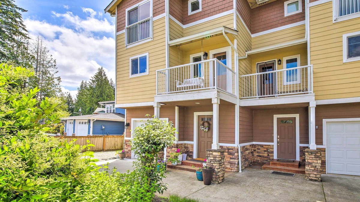 Bonney Lake House | Waterview Bonney Lake Townhome w/ Treehouse!