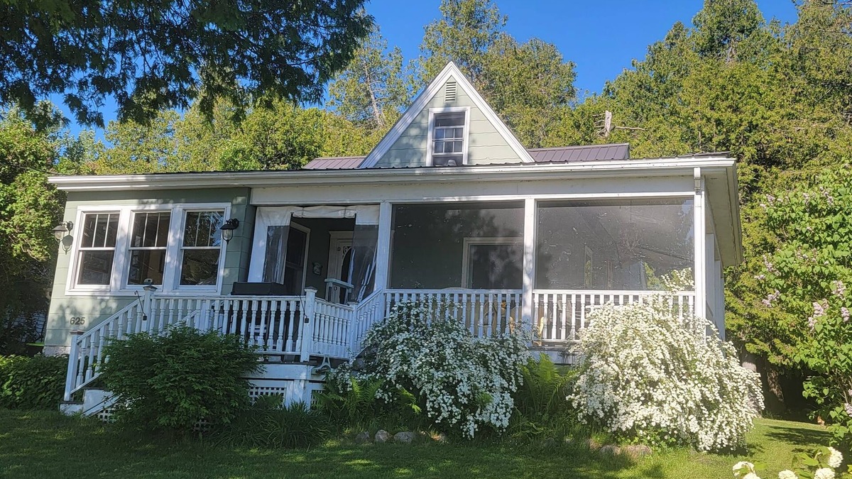 De Tour Village House | Waterview Home - in town, across from the Marina