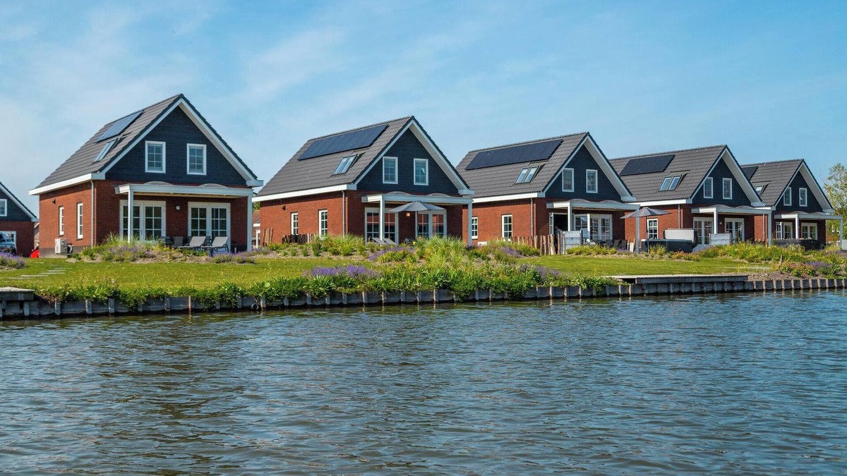 Medemblik House | Watervilla Wellness Deluxe 8 persons with sauna and Sunshower (inside) and Jacuzzi and Kamando BBQ (in the garden)