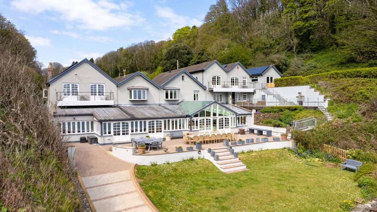 Tenby House | Waterwynch House, Holiday Home Waterwynch, Tenby, Sleeps 30, 12 bedrooms, bathrooms