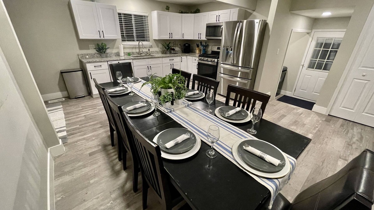 Drayton Plains House | Watkins Lake Retreat - 5 Bedroom Up to 24 Guests!