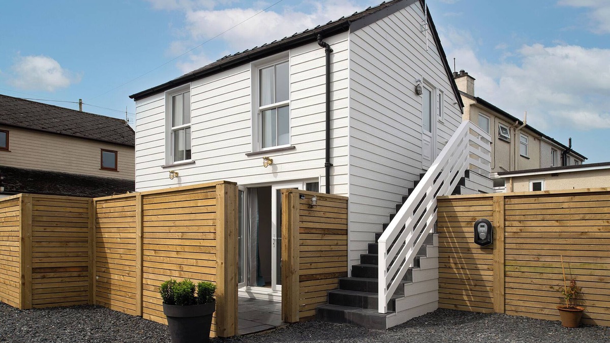 Abersoch Apartment | Wave apartment is ideal for up to four guests offering a retreat by the sea.
