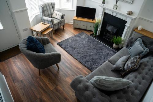 Flamborough House | Wavecrest Cottage , Hot Tub & Garden, Sleeps 8