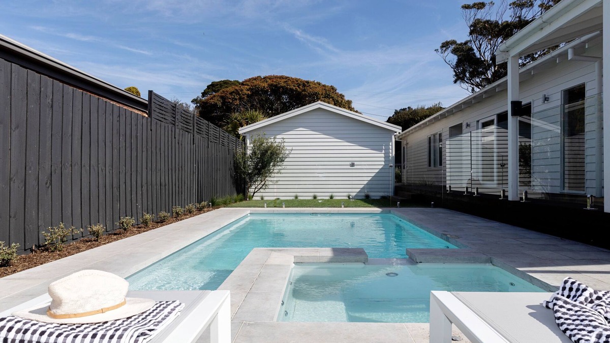 Blairgowrie House | Waves at Blairgowrie | Luxury 4 Bed + Heated Pool | Walk to beach & village