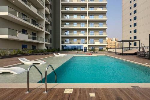 Dubai Apartment | Waves - Stylish 1BR Close to IMG World & Global Village