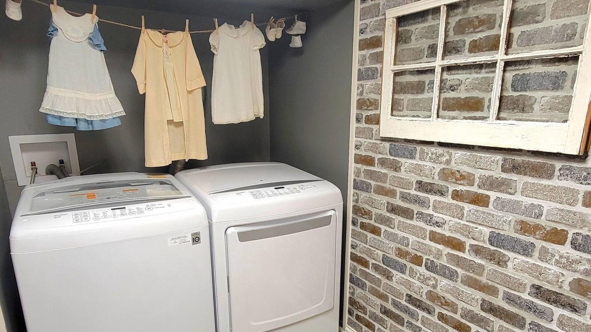 Hickman Cottage | Wayfarer's Inn: Cottage Suite Nestled in a Woodland Setting Near Historic Square